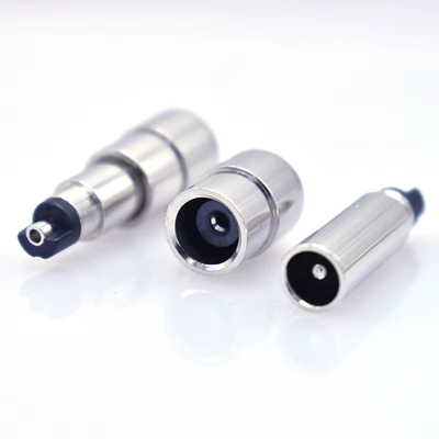 DC-aansluiting en adapter voor opladen en aansluiting